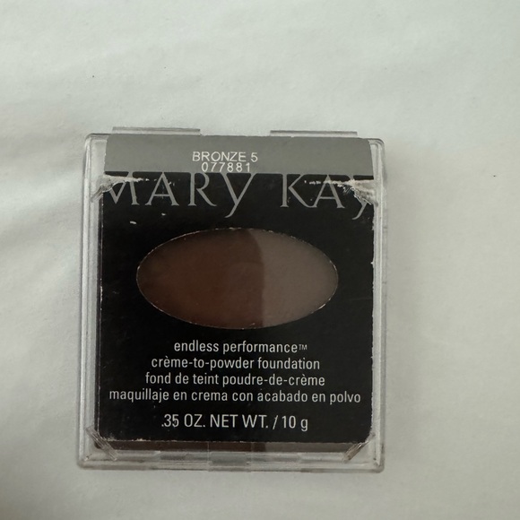 Mary Kay Endless Performance® Crème-to-Powder Foundation - Picture 3 of 4